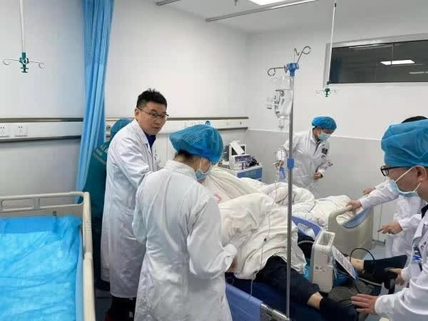  Chàng trai 18 tuổi bị liệt nửa người sau 1 đêm thức khuya nghịch điện thoại, bác sĩ cảnh báo 5 thói quen xấu gây đột quỵ ở giới trẻ - Ảnh 2.