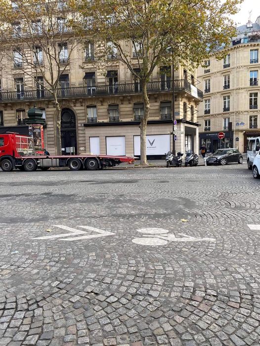 Lộ diện showroom VinFast đầu tiên tại Pháp: 3 mặt tiền ở Paris, vị trí đắc địa, sát đối thủ Tesla - Ảnh 1.
