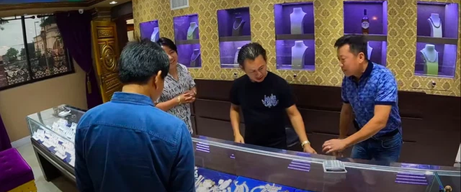 Khoa Pug vs Johnny Đặng ai giàu hơn? Người mạnh miệng xem 30 tỷ chỉ là rác, người đem kim cương - xe xịn - tiền ra give away cho vui - Ảnh 12.