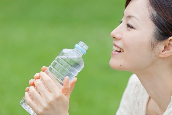 Uống 2 loại nước này vào buổi sáng có thể dẫn đến ung thư thực quản và tăng đường huyết, loại đầu tiên đã được WHO thêm vào danh sách đen từ lâu - Ảnh 1.