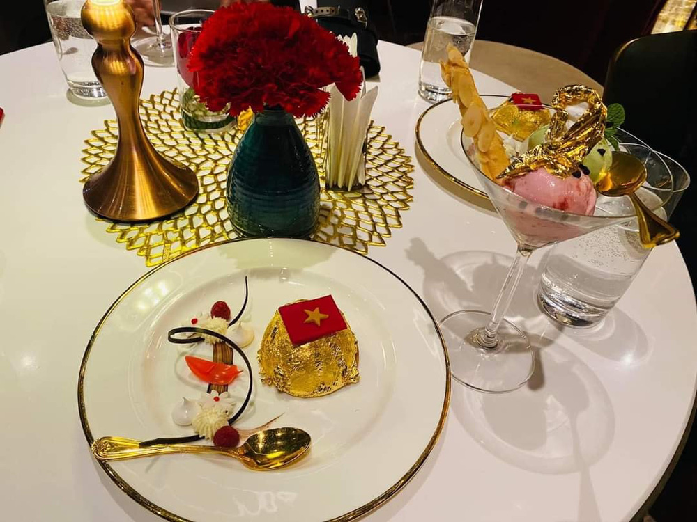 Cận cảnh món bò dát vàng sặc mùi tiền ở Hà Nội, báo Tây ca ngợi, dân mạng tranh cãi - Ảnh 5. Cận cảnh món bò dát vàng sặc mùi tiền ở Hà Nội, báo Tây ca ngợi, dân mạng tranh cãi - Ảnh 5.