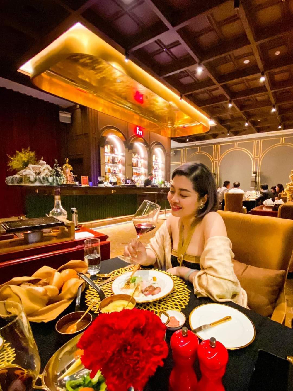  Cận cảnh món bò dát vàng sặc mùi tiền ở Hà Nội, báo Tây ca ngợi, dân mạng tranh cãi - Ảnh 7.