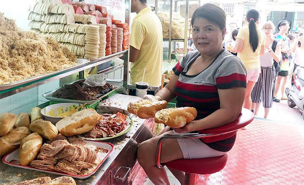  Bà chủ tiệm bánh mì Huỳnh Hoa lộ diện sau lời kể trà xanh nắm quyền chấn động, hoá ra cặp đôi từng thân thiết không rời? - Ảnh 1.