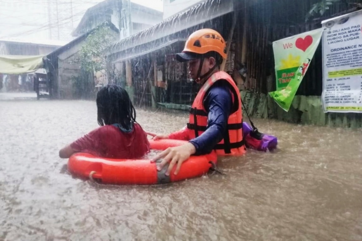 Hình ảnh người dân Philippines sơ tán khẩn cấp do siêu bão Rai đổ bộ