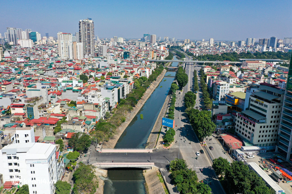  Ảnh: Cận cảnh cây cầu 38 tỷ đồng bắc qua sông Tô Lịch vừa hoàn thành, nối 2 quận ở Hà Nội - Ảnh 1.