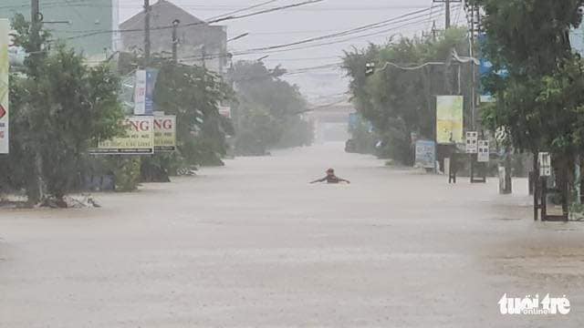 Những hình ảnh khó quên trong 3 ngày mưa lớn tại miền Trung: Ô tô cưỡi lũ, thủy điện xả kinh hoàng, dân lội nước vẫy tay gọi cứu trợ - Ảnh 14.