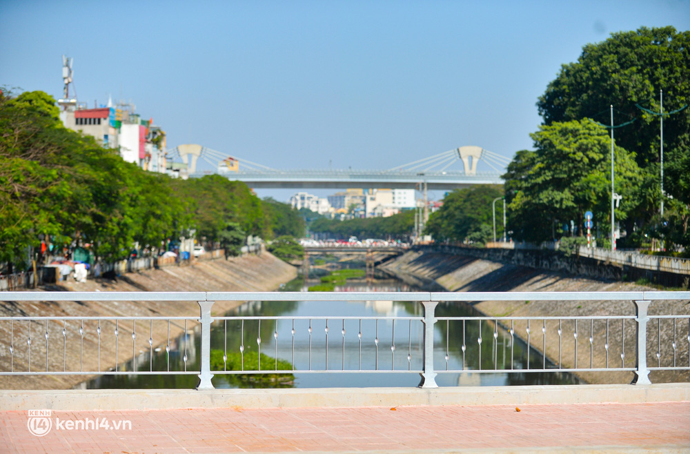  Ảnh: Cận cảnh cây cầu 38 tỷ đồng bắc qua sông Tô Lịch vừa hoàn thành, nối 2 quận ở Hà Nội - Ảnh 13.