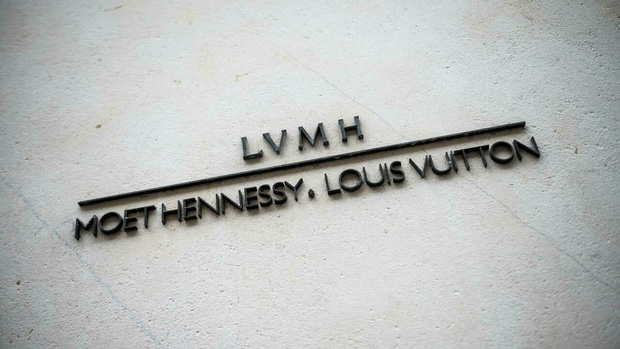 SỐC: LVMH - tập đoàn sở hữu Louis Vuitton bị cáo buộc thuê gián điệp theo dõi người khác - Ảnh 1.