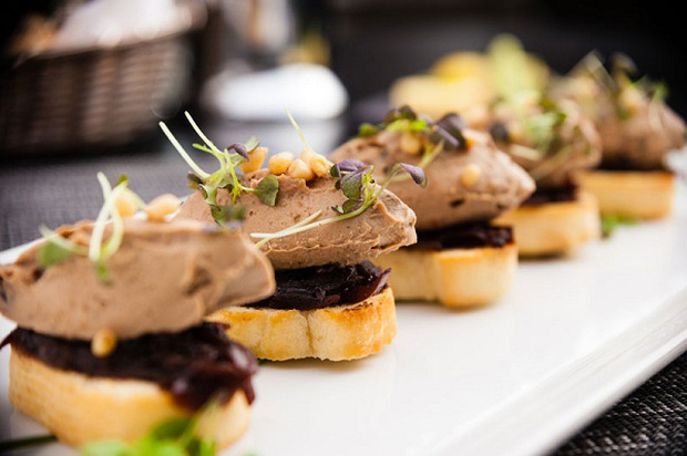  Mặt trái tăm tối của Foie Gras - niềm tự hào đắt đỏ của ẩm thực nước Pháp - Ảnh 1.