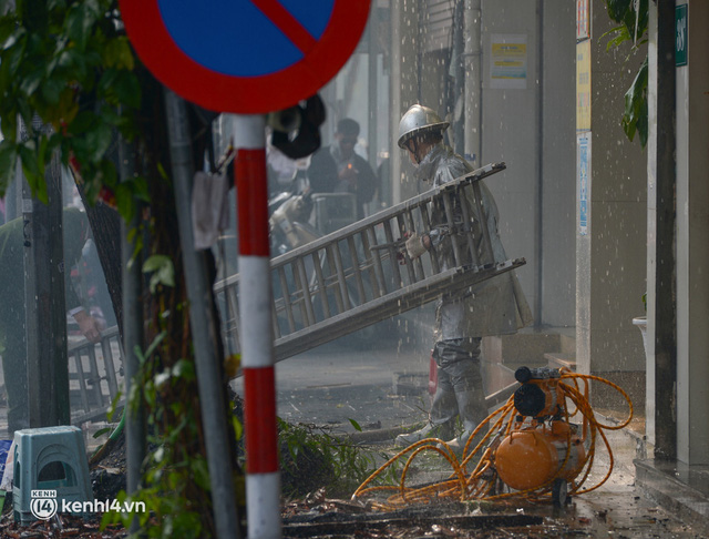  Hà Nội: Cháy lớn nhà 2 tầng rồi lan sang chi nhánh ngân hàng trên phố Tôn Đức Thắng, cảnh sát phá kính dập lửa  - Ảnh 2.