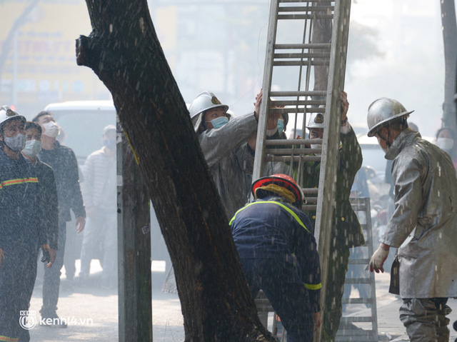  Hà Nội: Cháy lớn nhà 2 tầng rồi lan sang chi nhánh ngân hàng trên phố Tôn Đức Thắng, cảnh sát phá kính dập lửa  - Ảnh 7.
