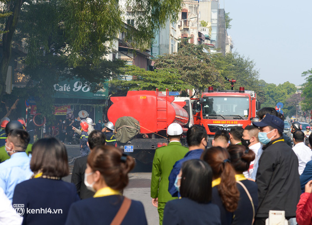  Hà Nội: Cháy lớn nhà 2 tầng rồi lan sang chi nhánh ngân hàng trên phố Tôn Đức Thắng, cảnh sát phá kính dập lửa  - Ảnh 9.