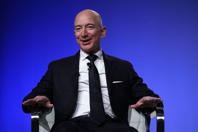 Một năm mua sắm tưng bừng đậm chất người giàu của tỷ phú Jeff Bezos - Ảnh 1.