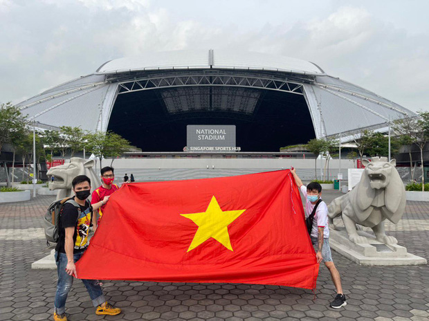  Hình ảnh trực tiếp từ Singapore: Các fan Việt nô nức tới sân tiếp lửa cho tuyển Việt Nam đánh bại người Thái - Ảnh 3.