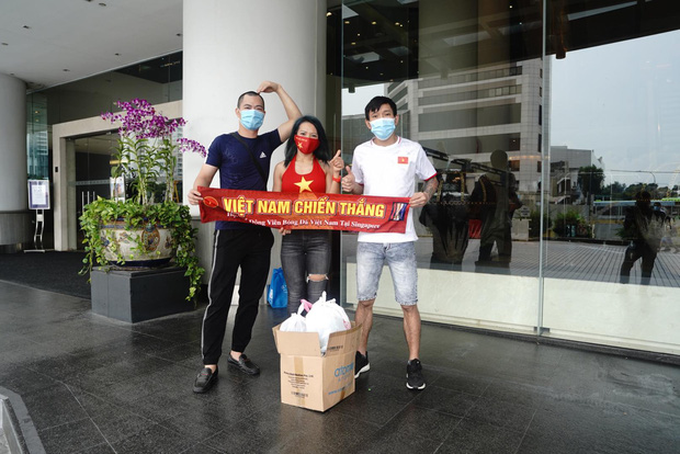  Hình ảnh trực tiếp từ Singapore: Các fan Việt nô nức tới sân tiếp lửa cho tuyển Việt Nam đánh bại người Thái - Ảnh 4.