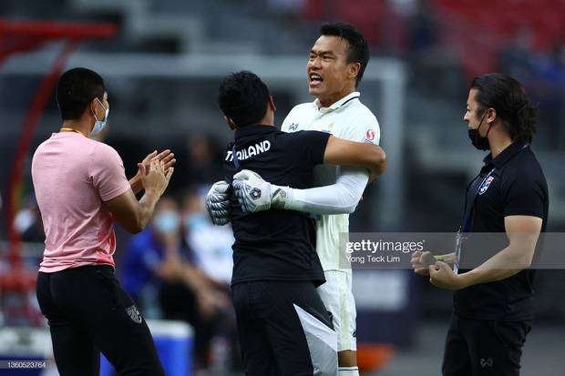  Trọng tài V.League lý giải việc thủ môn Thái Lan chỉ nhận thẻ vàng dù lao ra khỏi vòng cấm để phạm lỗi với Văn Toàn - Ảnh 3.