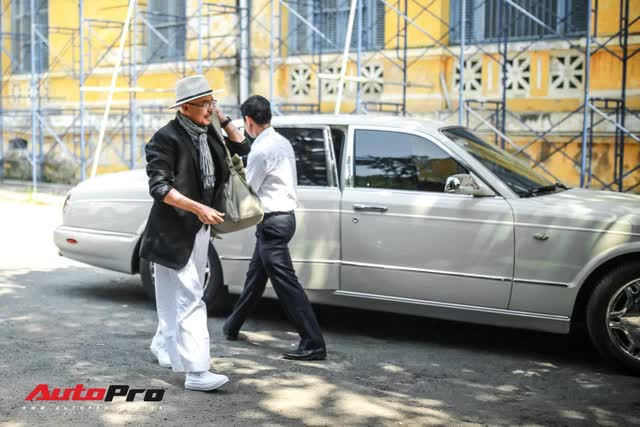 Bị bỏ mặc ở Hà Nội, Rolls-Royce Ghost tiền tỷ của doanh nhân Đặng Lê Nguyên Vũ bám bụi, xẹp bóng hơi đầy xót xa - Ảnh 5.