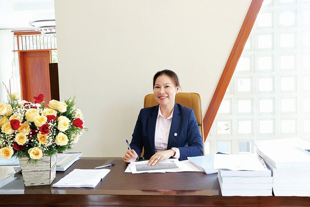 1 năm kết hôn với chồng trẻ, vợ đại gia của Quý Bình thay đổi gu thời trang, không ngại diện thiết kế kiệm vải, báo tin vui - Ảnh 6.