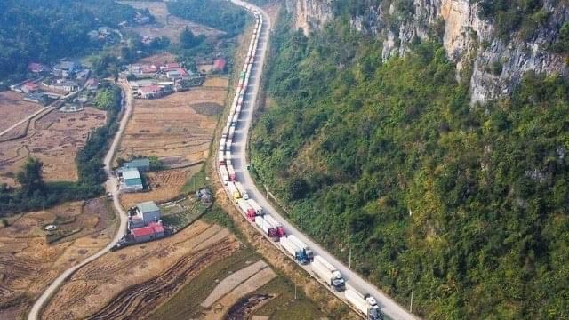  Cửa khẩu Lào ùn ứ hệt Lạng Sơn: Trung Quốc thông quan nhỏ giọt, xe container nối đuôi 20km - Ảnh 2.