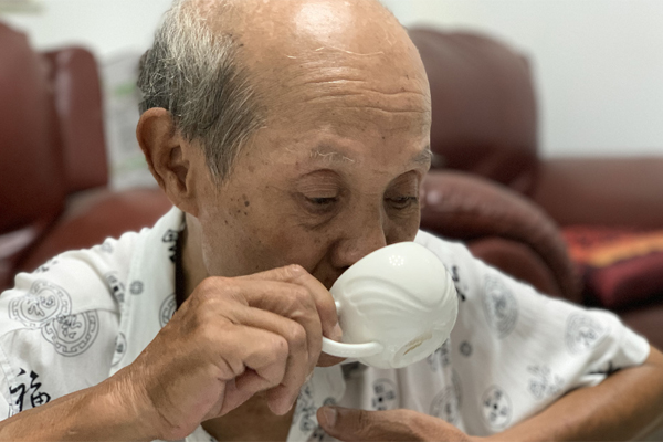 Tuổi xế chiều của nghệ sĩ Văn Toản: Bị điếc hơn 10 năm và sống lạc quan với nghề mới - Ảnh 3. Tuổi xế chiều của nghệ sĩ Văn Toản: Bị điếc hơn 10 năm và sống lạc quan với nghề mới - Ảnh 3.