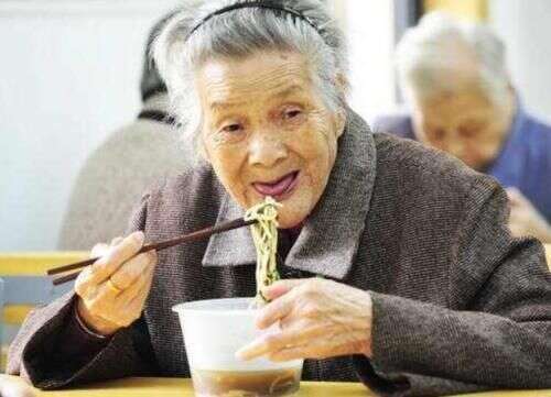 Những người sống thọ thường có 4 điểm chung trong ăn uống, dù cuộc sống có bận rộn đến đâu bạn cũng nên cố gắng học theo - Ảnh 2.