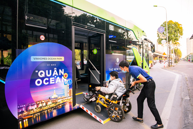  Người dân thủ đô háo hức khám phá xe buýt không khói tiên phong ở Việt Nam - Ảnh 4.