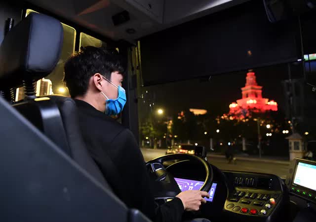  Người dân thủ đô háo hức khám phá xe buýt không khói tiên phong ở Việt Nam - Ảnh 6.