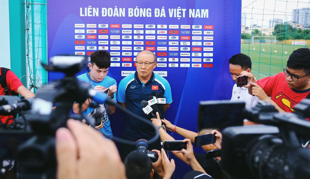  Trợ lý ngôn ngữ của ĐTQG Việt Nam review nghề phiên dịch thể thao, tiết lộ cái khó khi làm việc với dàn nam thần bóng đá - Ảnh 11.