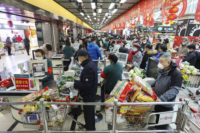 Nhiều người chọn ăn Tết tại thành phố, doanh số quà tặng tại Trung Quốc tăng mạnh - Ảnh 1.
