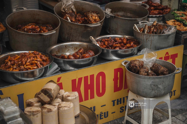 Khung cảnh những khu chợ Tết lớn nhất tại Hà Nội: Vắng vẻ hơn mọi năm nhưng không khí đón năm mới vẫn tràn đầy! - Ảnh 11.