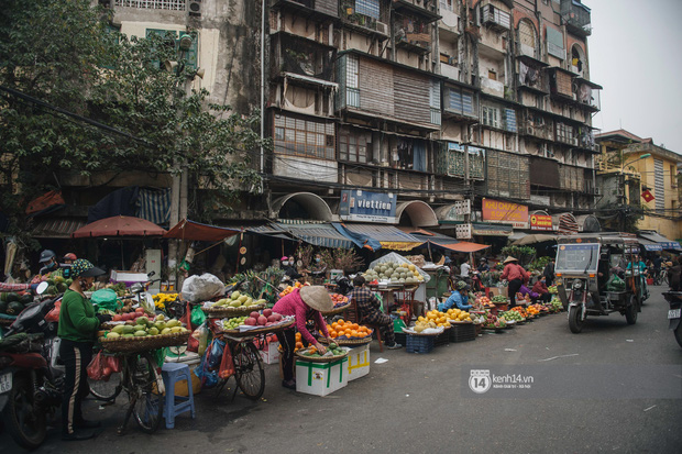 Khung cảnh những khu chợ Tết lớn nhất tại Hà Nội: Vắng vẻ hơn mọi năm nhưng không khí đón năm mới vẫn tràn đầy! - Ảnh 19.