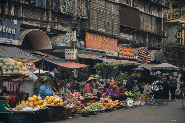Khung cảnh những khu chợ Tết lớn nhất tại Hà Nội: Vắng vẻ hơn mọi năm nhưng không khí đón năm mới vẫn tràn đầy! - Ảnh 20.
