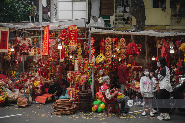 Khung cảnh những khu chợ Tết lớn nhất tại Hà Nội: Vắng vẻ hơn mọi năm nhưng không khí đón năm mới vẫn tràn đầy! - Ảnh 3.
