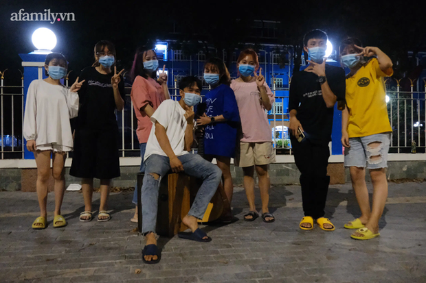 Ảnh: TP Thủ Dầu Một chính thức dỡ phong tỏa, sinh viên nhảy múa ca hát ăn mừng, người dân về quê đón Tết trong đêm - Ảnh 8.