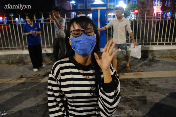 Ảnh: TP Thủ Dầu Một chính thức dỡ phong tỏa, sinh viên nhảy múa ca hát ăn mừng, người dân về quê đón Tết trong đêm - Ảnh 9.