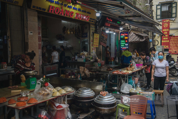 Khung cảnh những khu chợ Tết lớn nhất tại Hà Nội: Vắng vẻ hơn mọi năm nhưng không khí đón năm mới vẫn tràn đầy! - Ảnh 10.