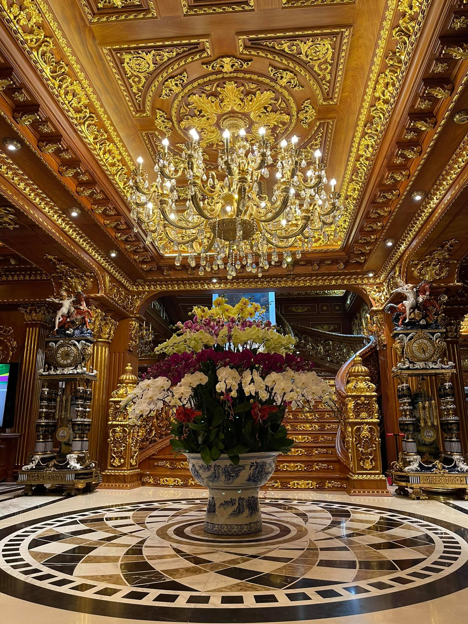 Choáng ngợp toà lâu đài toàn gỗ dát vàng của đại gia Việt: Nguy ...