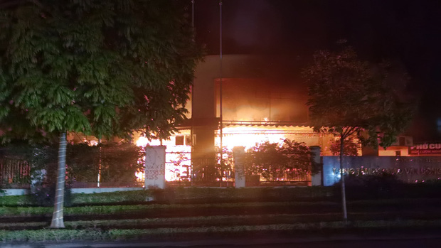 Hà Nội: Ngọn lửa bao trùm trung tâm thể thao gần SVĐ Mỹ Đình trong đêm 30 Tết - Ảnh 1.