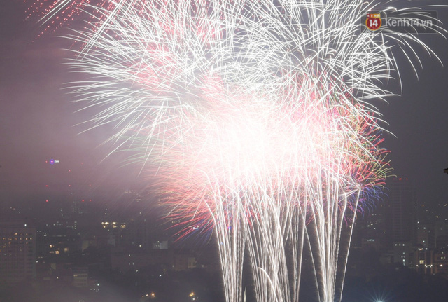  Mãn nhãn pháo hoa rực sáng trên bầu trời Hà Nội, đánh dấu thời khắc chuyển giao năm mới Tân Sửu 2021  - Ảnh 11.