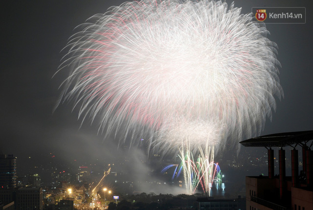  Mãn nhãn pháo hoa rực sáng trên bầu trời Hà Nội, đánh dấu thời khắc chuyển giao năm mới Tân Sửu 2021  - Ảnh 12.