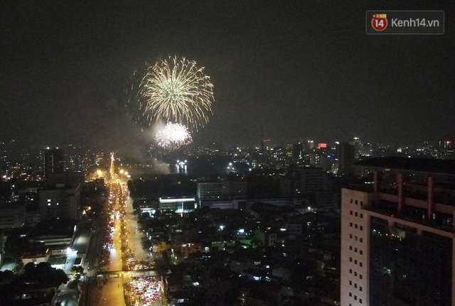  Mãn nhãn pháo hoa rực sáng trên bầu trời Hà Nội, đánh dấu thời khắc chuyển giao năm mới Tân Sửu 2021  - Ảnh 3.
