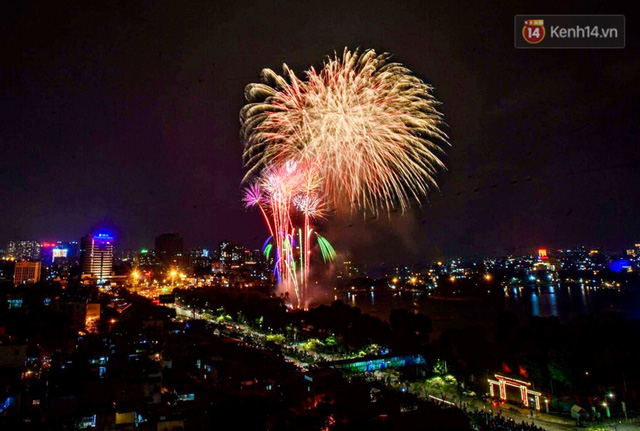  Mãn nhãn pháo hoa rực sáng trên bầu trời Hà Nội, đánh dấu thời khắc chuyển giao năm mới Tân Sửu 2021  - Ảnh 4.