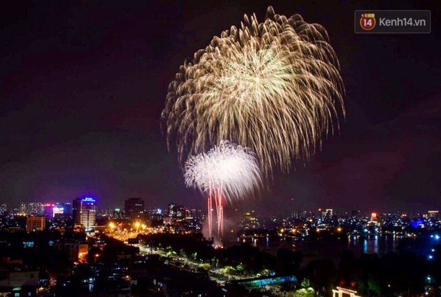  Mãn nhãn pháo hoa rực sáng trên bầu trời Hà Nội, đánh dấu thời khắc chuyển giao năm mới Tân Sửu 2021  - Ảnh 5.