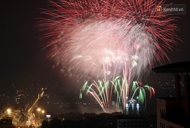  Mãn nhãn pháo hoa rực sáng trên bầu trời Hà Nội, đánh dấu thời khắc chuyển giao năm mới Tân Sửu 2021  - Ảnh 6.
