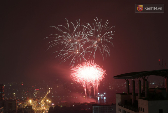 Mãn nhãn pháo hoa rực sáng trên bầu trời Hà Nội, đánh dấu thời khắc chuyển giao năm mới Tân Sửu 2021  - Ảnh 7.