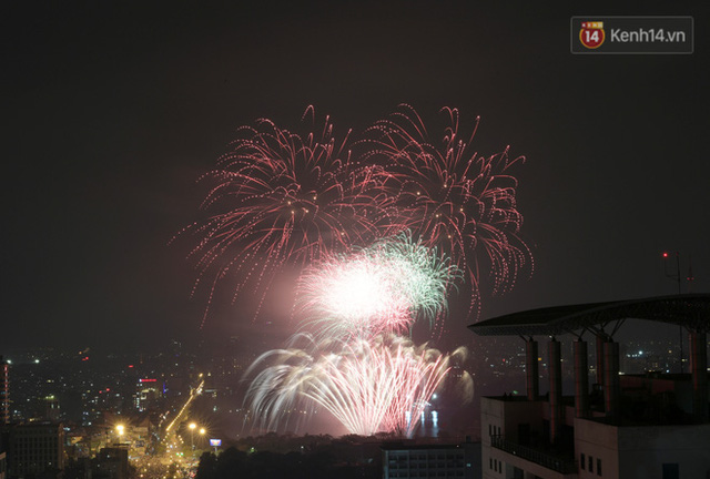  Mãn nhãn pháo hoa rực sáng trên bầu trời Hà Nội, đánh dấu thời khắc chuyển giao năm mới Tân Sửu 2021  - Ảnh 8.