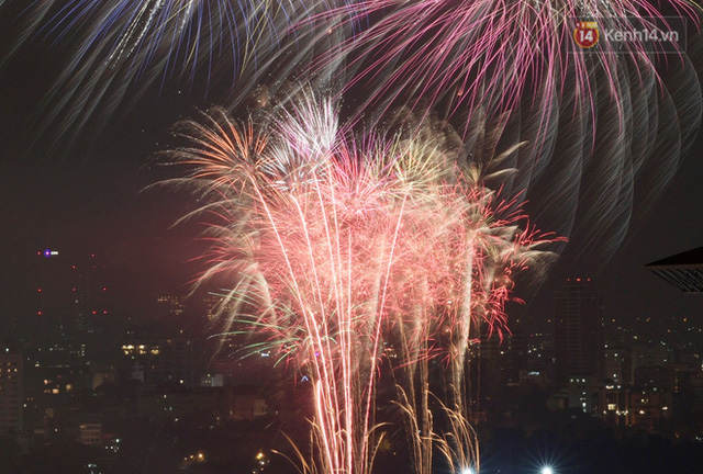  Mãn nhãn pháo hoa rực sáng trên bầu trời Hà Nội, đánh dấu thời khắc chuyển giao năm mới Tân Sửu 2021  - Ảnh 9.