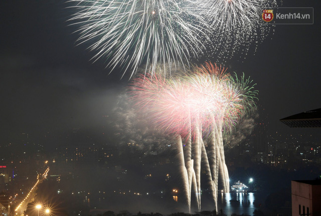  Mãn nhãn pháo hoa rực sáng trên bầu trời Hà Nội, đánh dấu thời khắc chuyển giao năm mới Tân Sửu 2021  - Ảnh 10.