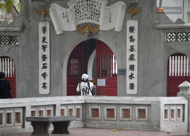 Ảnh: Mùng 5 Tết, nhiều di tích và đền chùa ở Hà Nội đóng cửa, người dân đứng bên ngoài vái vọng - Ảnh 1.