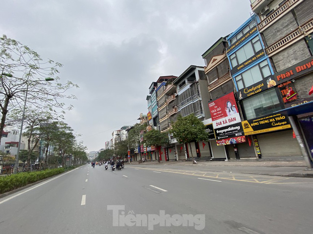 Hàng quán ở Hà Nội sau chỉ thị đóng cửa phòng dịch COVID-19  - Ảnh 1.